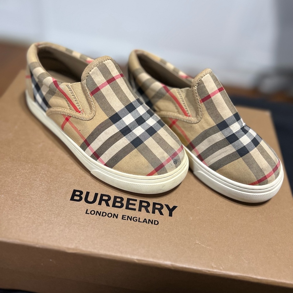 Toddlers Burberry shoes